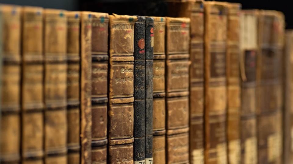 Bücherregal